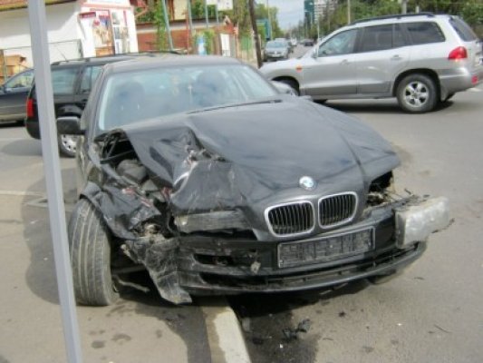 Un constănţean s-a dat cu BMW-ul peste cap, în Bucureşti